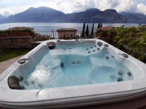 Appartamento DELUXE 2 con vasca idromassaggio vista Lago di Garda, riscaldata, privata e utilizzabile tutto l'anno, Brenzone